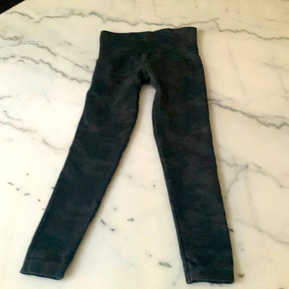 $98 Spanx Faux Leather Camo Leggings XS Black on gray - Picture 4 of 12
